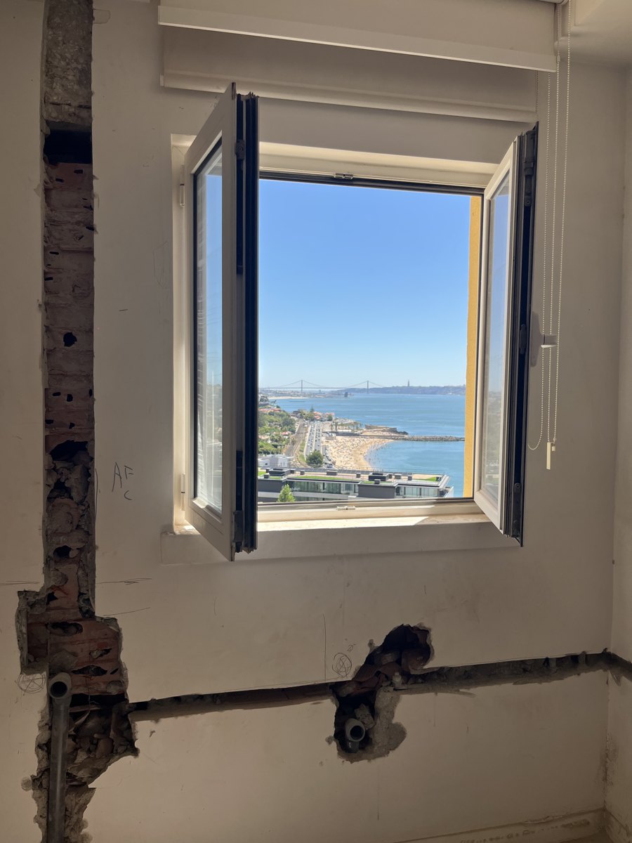 Obra em curso com vista de mar